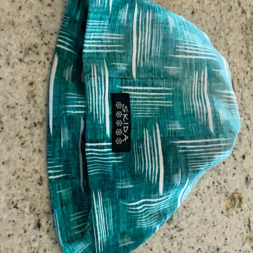 NWOT Skida alpine hat, never worn. Green and white.